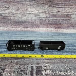 H.O scale train cars 2 bottom hopper train car north western &Wabash black/white